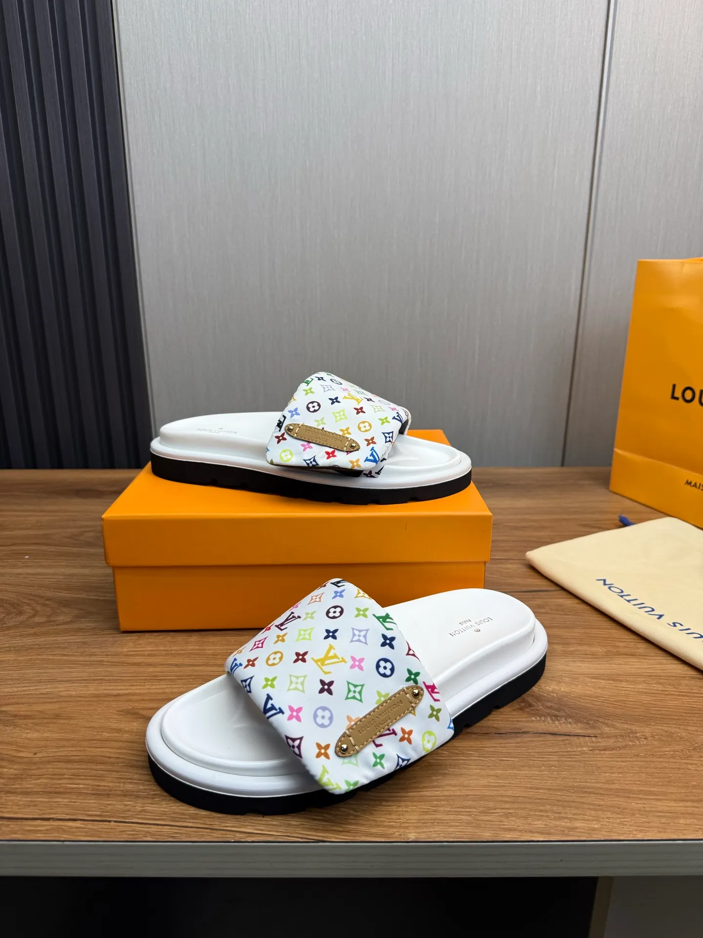 Men's shoes 💰360💰 Lv. hot selling men's slippers 🔥 🩴Official website one to one production 38-45 sizes 45 46 🉑️Customized!